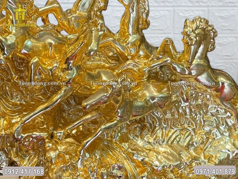 Toàn bộ bề mặt được dát vàng 24K sinh động